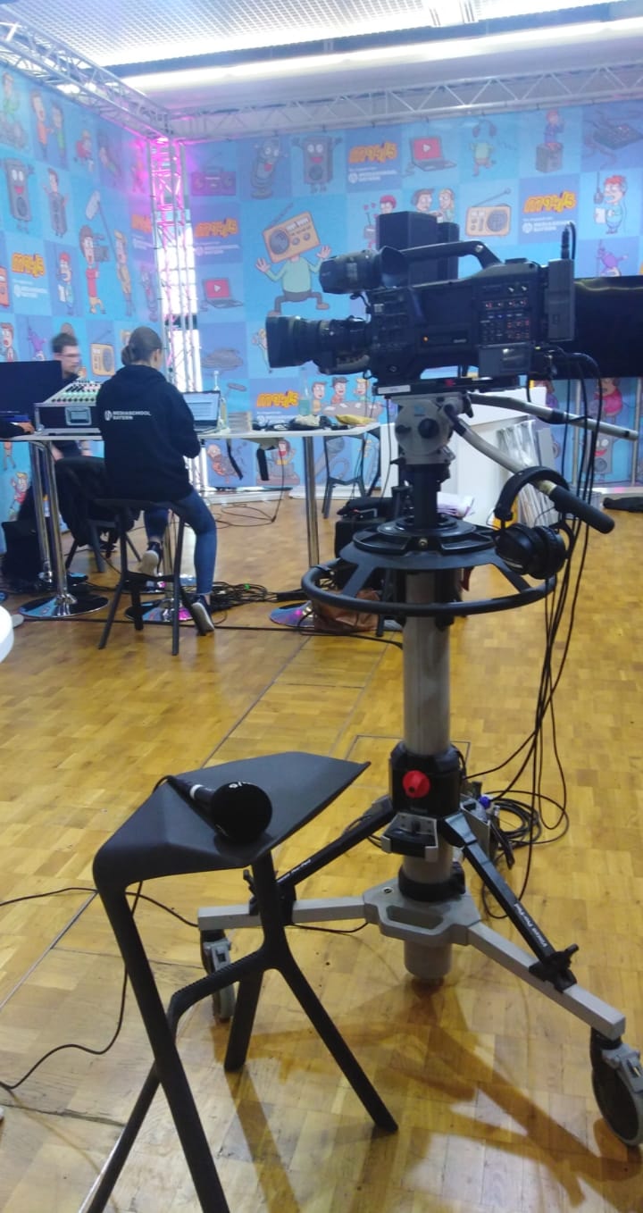 Beim Stand der Mediaschool Bayern konnten sich die Jugendlichen vor der Kamera ausprobieren. Direkt im Anschluss erhielten sie anhand der Aufnahmen Feedback zu ihrem Auftreten.